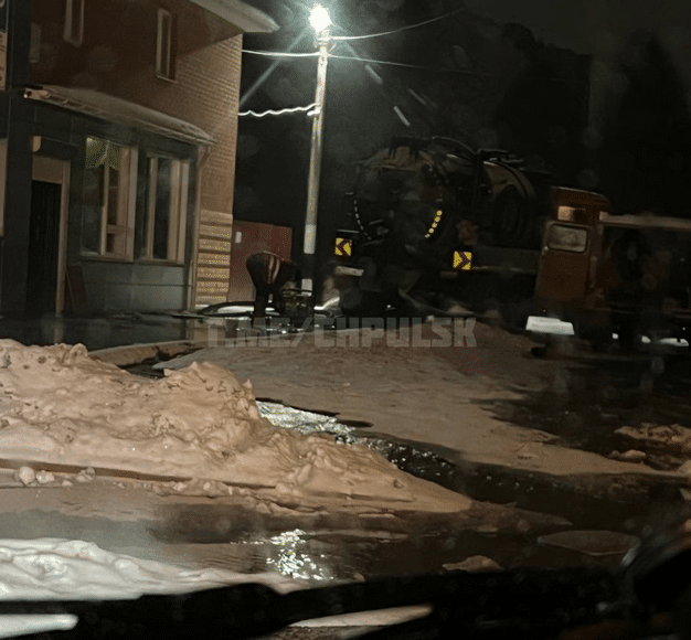 В Ульяновске рядом с поликлиникой в Засвияжском районе прорвало трубу