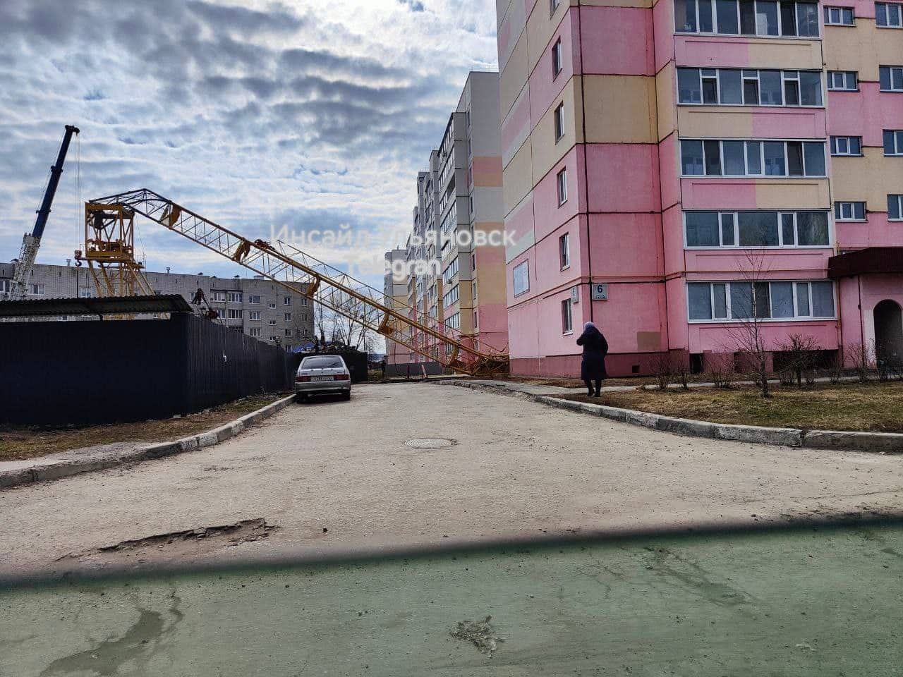 Строительный кран в Ульяновске рухнул прямо на детскую площадку