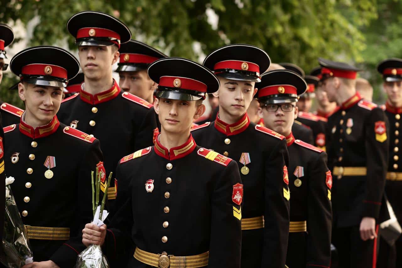 Губернатор Алексей Русских вручил дипломы выпускникам Ульяновского военного училища