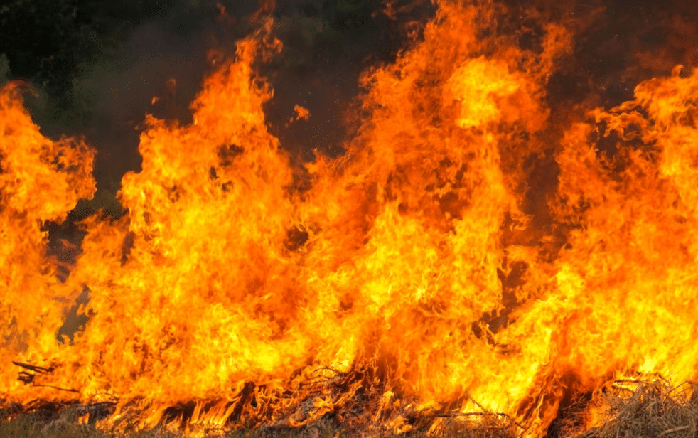 В Ульяновске во время пожара в бывшем общежитии пострадали 3 человека от угарного газа