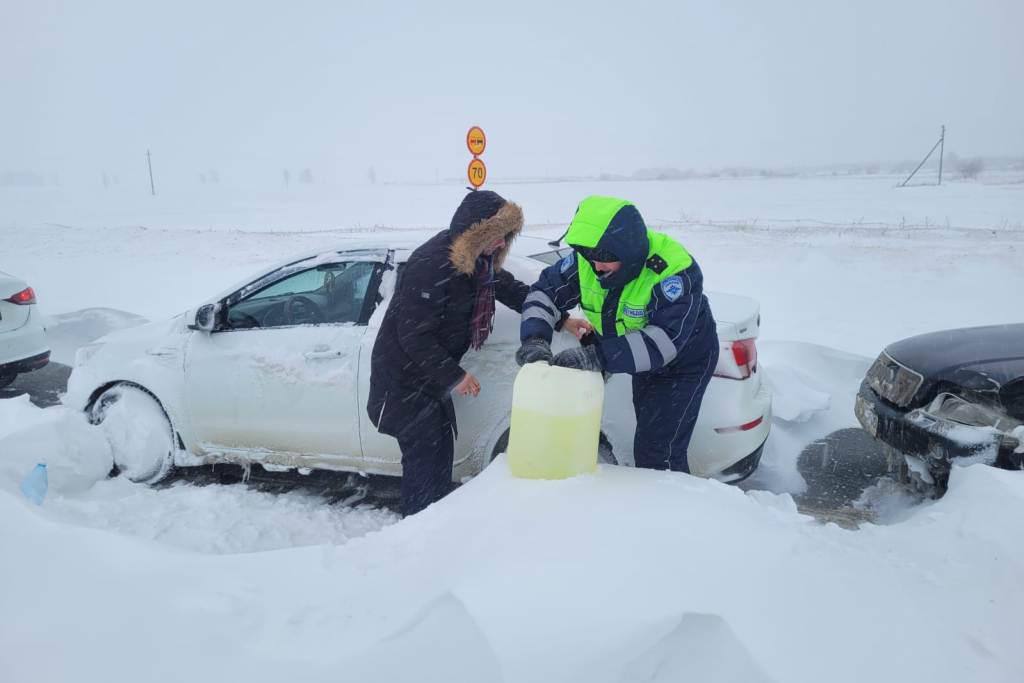 Ульяновские полицейские помогают водителям в непогоду