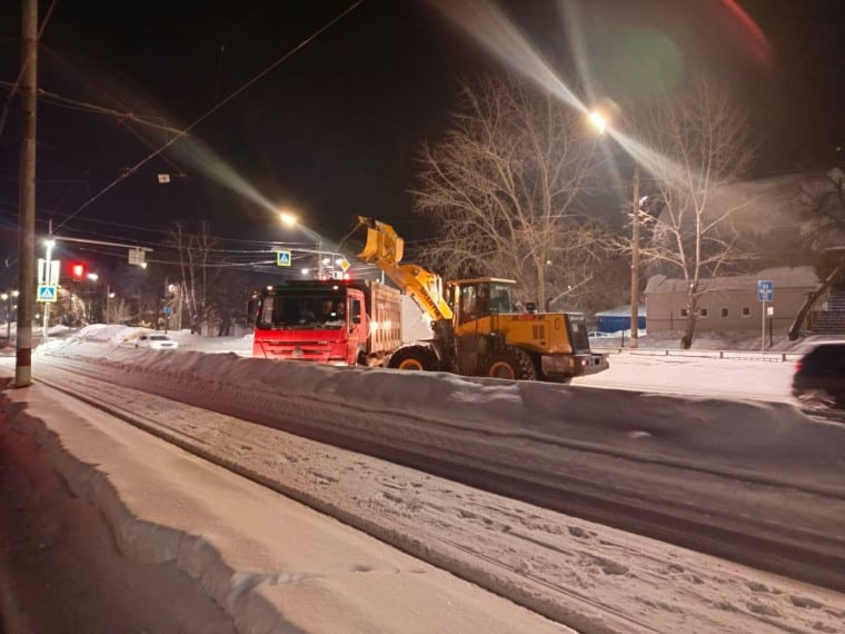 Улицы Ульяновска очищают от снега пять звеньев спецтехники