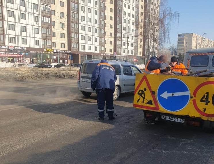 В Ульяновске дорожники приступили к ямочному ремонту асфальта