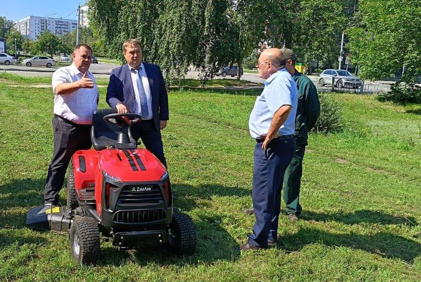 В Ульяновске появились мини-тракторы для покоса травы