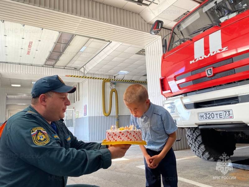 Пожарные Ульяновска исполнили мечту 6-летнего мальчика Вовы