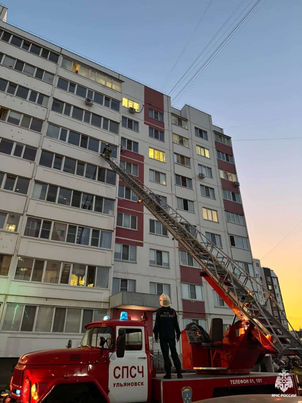 В Ульяновске огнеборцы помогли маме попасть в квартиру к своему ребёнку