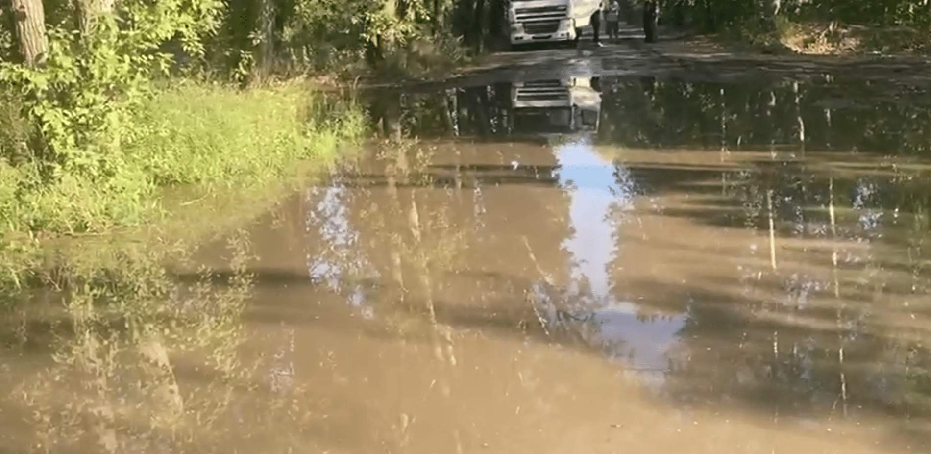 В Ульяновске разбираются в загадочном разливе воды на улице Минаева