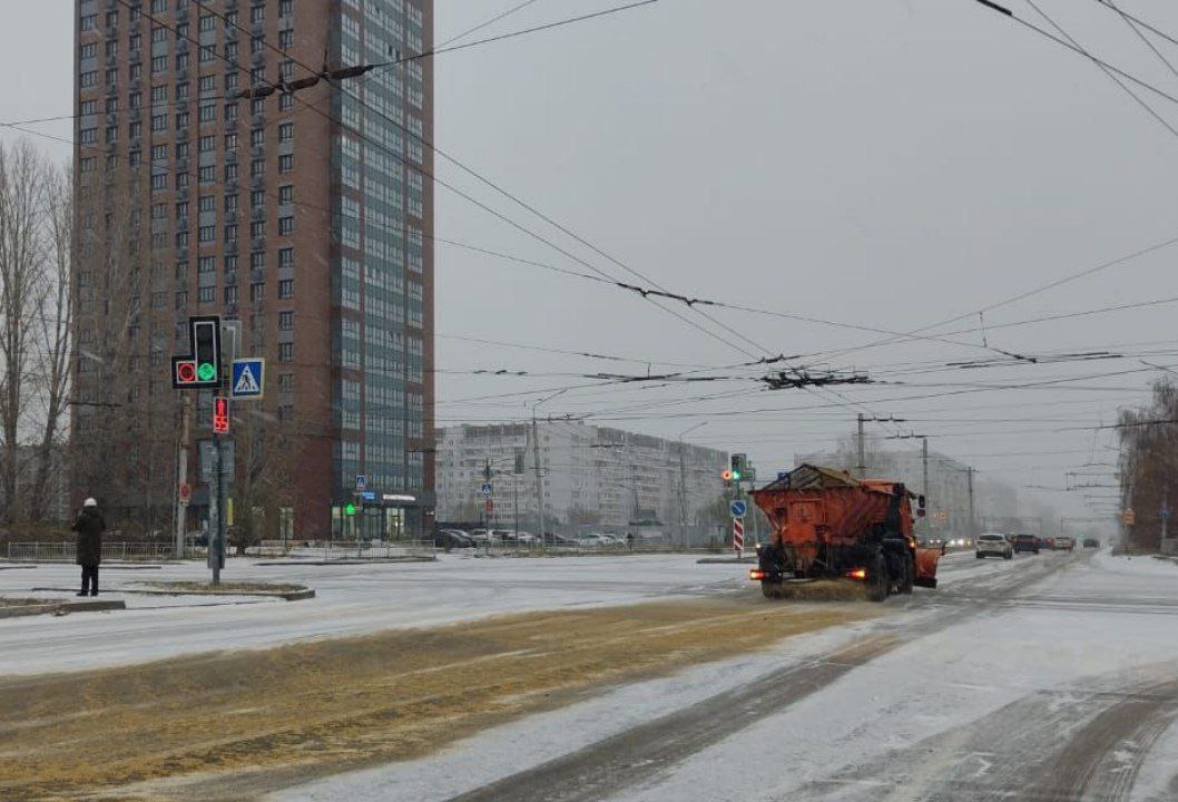 Дорожные службы Ульяновска приводят в порядок город после снегопада