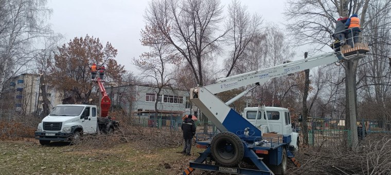 Возле Ульяновской школы №61 появился новый тротуар и освещение