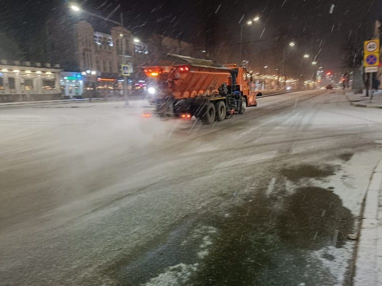 В Ульяновске усилили посыпку дорог и тротуаров для предотвращения гололёда