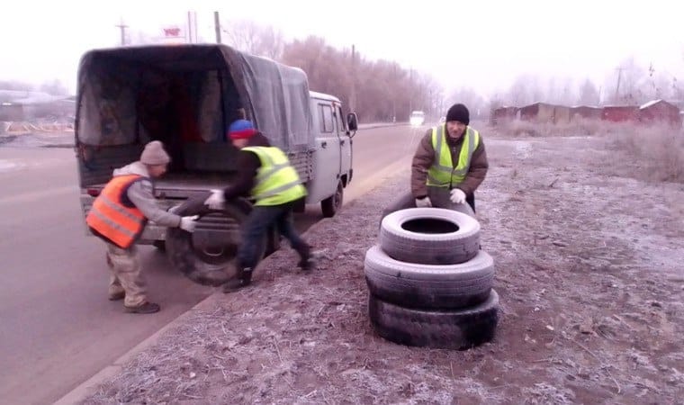 С улиц Ульяновска вывозят брошенные автомобильные покрышки