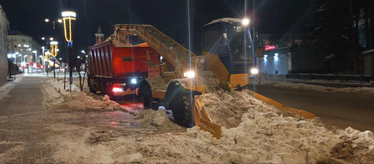 С семи Ульяновских улиц вывезли 73 самосвала снега за одну ночь