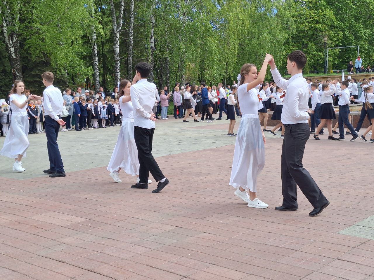 Школьники Ульяновска станцевали «Вальс Победы»