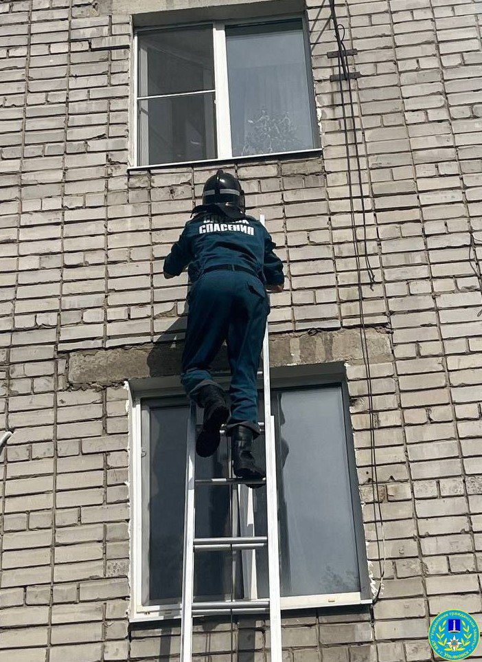 Ульяновские спасатели вызволили ребенка из закрытой квартиры