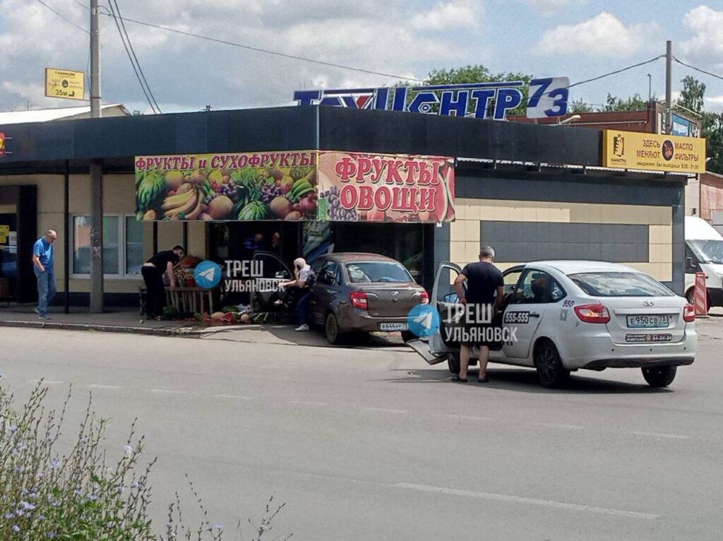 Женщина за рулем Гранта врезалась в овощную лавку в Ульяновске