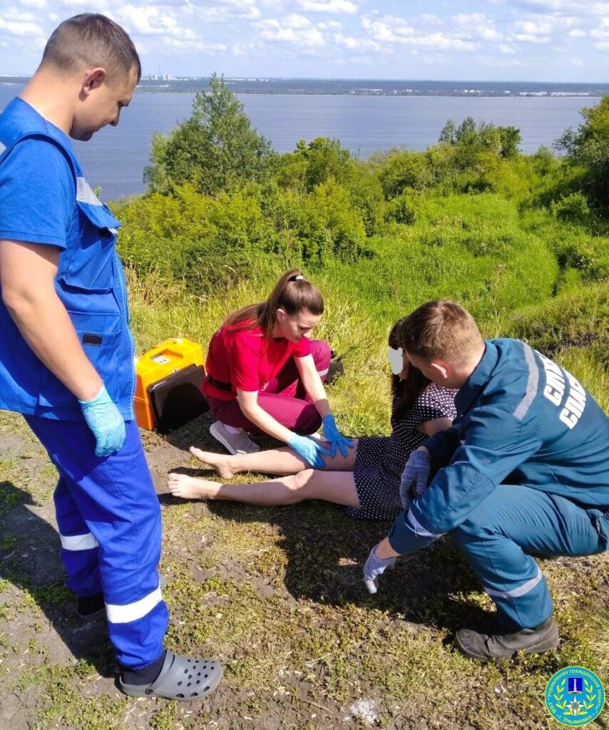 Сотрудники МЧС спасли девушку, упавшую с Волжского склона