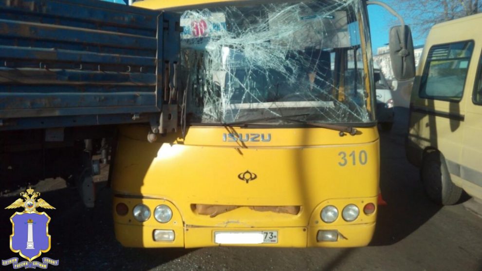 Автобус «влетел» в Камаз в Ульяновске: пострадали 2 пассажира