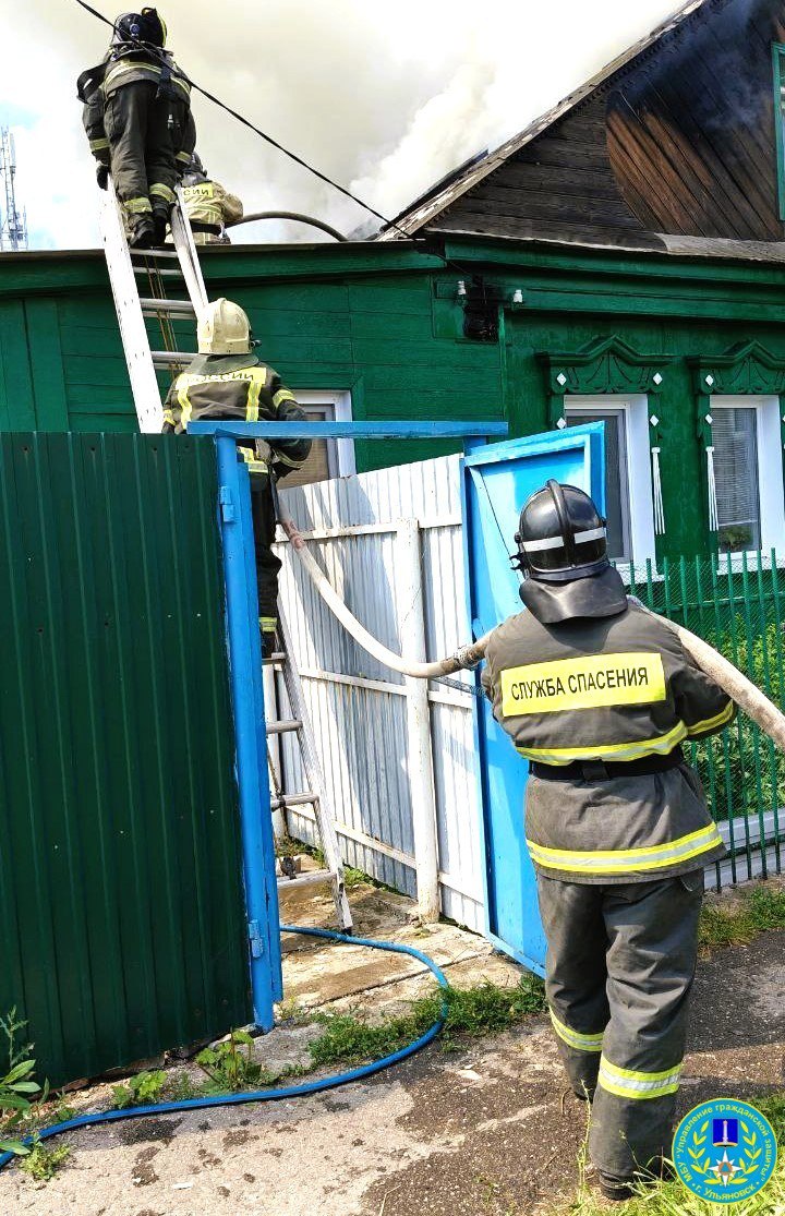 В Ульяновске загорелась крыша частного дома