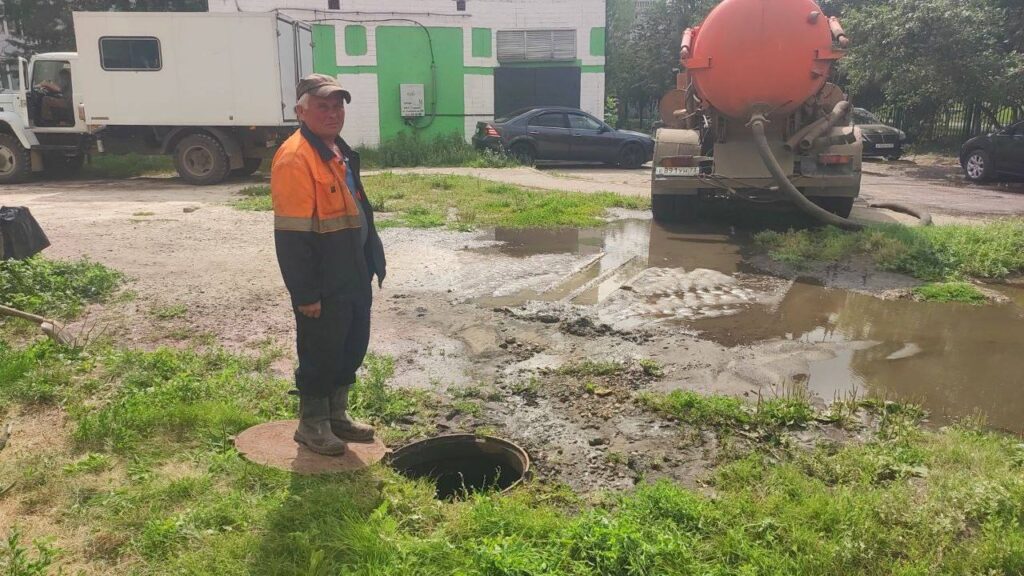 Авария на водопроводе вызвала затопление проезжей части в Ульяновске