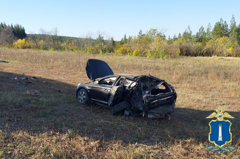 Водитель фуры снес Вольво на «аварийке» в Ульяновске