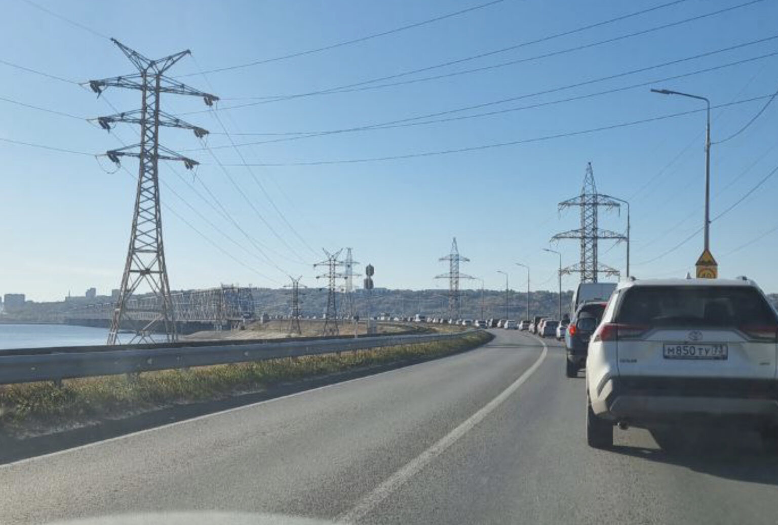 Лопнувшее колесо спровоцировало пробку на Императорском мосту в Ульяновске