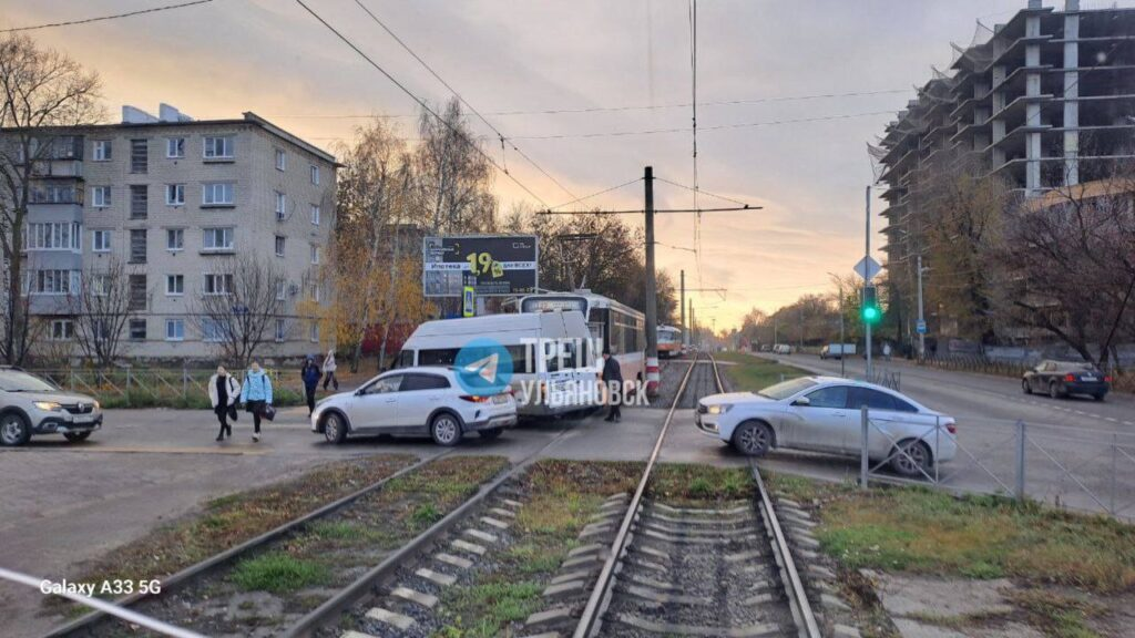 В Ульяновске парализовано движение из‑за ДТП с автобусом и трамваем