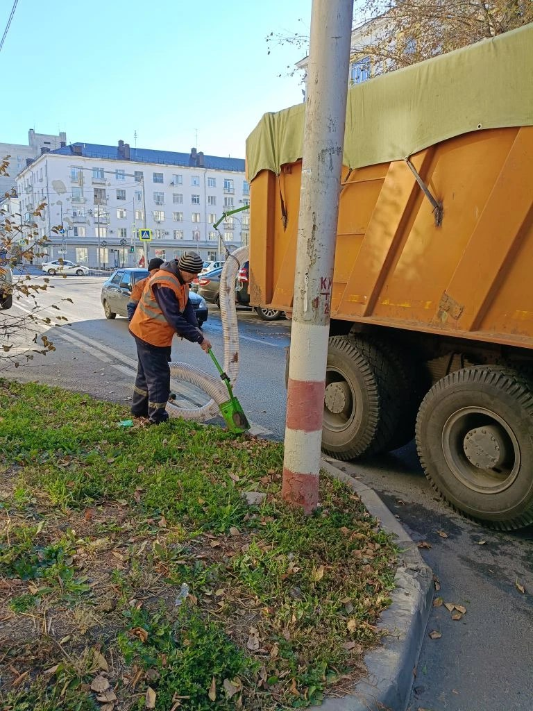 В Ульяновске запустили современный «листосос» для уборки улиц
