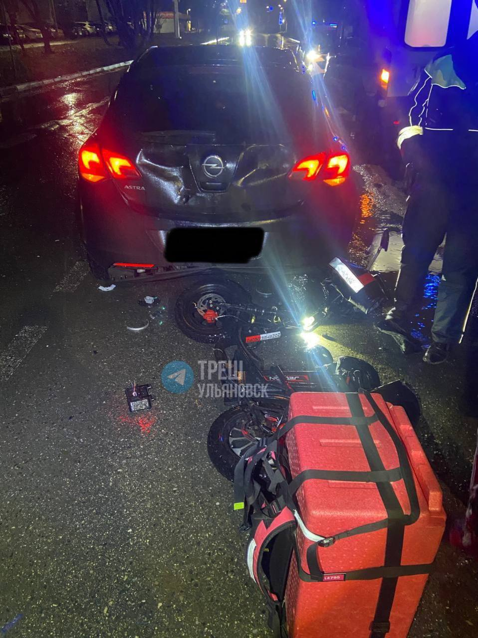 Курьер на самокате врезался в Опель в Ульяновске