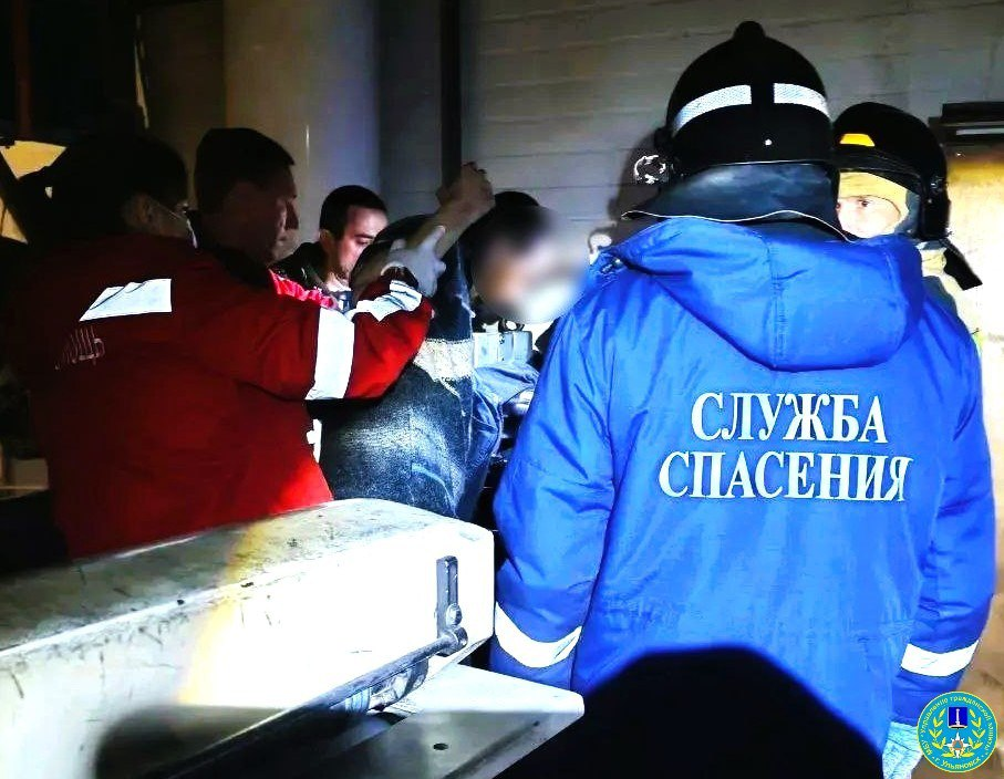 В Ульяновске спасатели достали мужчину, зажатого в производственном станке