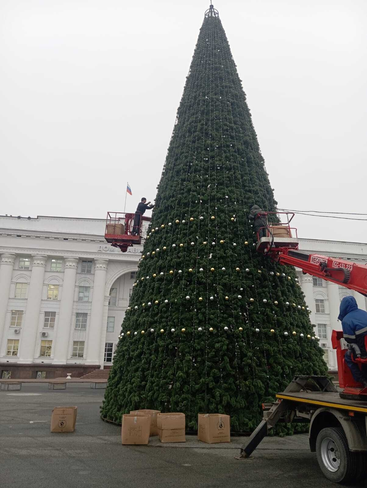 400 шаров повесили на главную елку Ульяновска
