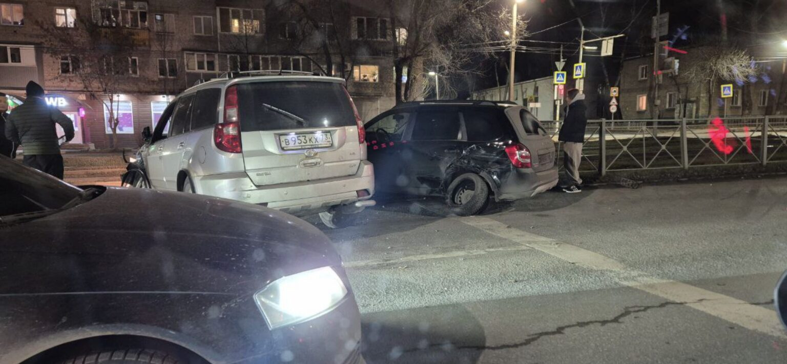 В Ульяновске водитель Лады устроил гонки на дороге и влетел в забор