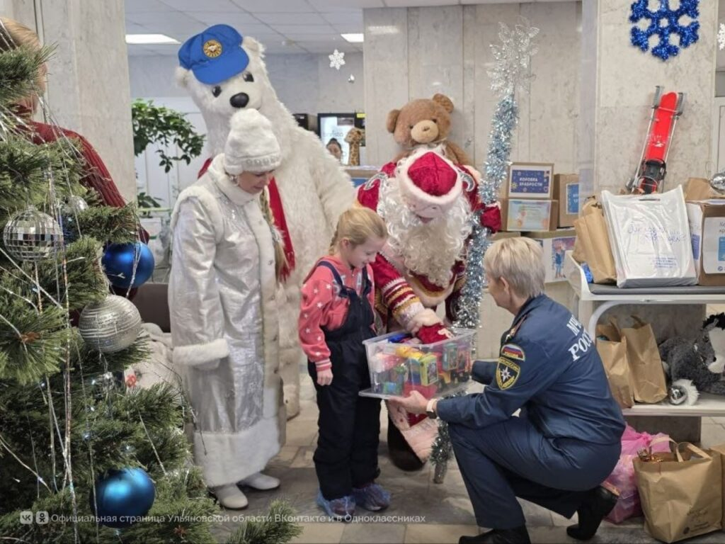 Ульяновские спасатели в костюмах Деда Мороза спустились с крыши детской больницы