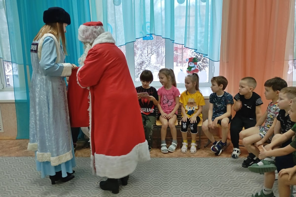 Ульяновские полицейские поздравили детей с наступающим Новым годом