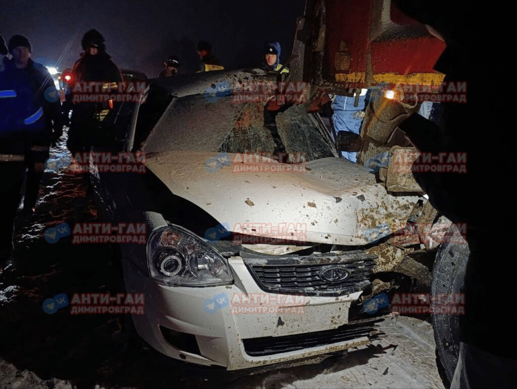 В Ульяновске Приора столкнулась с грузовиком: водитель в больнице