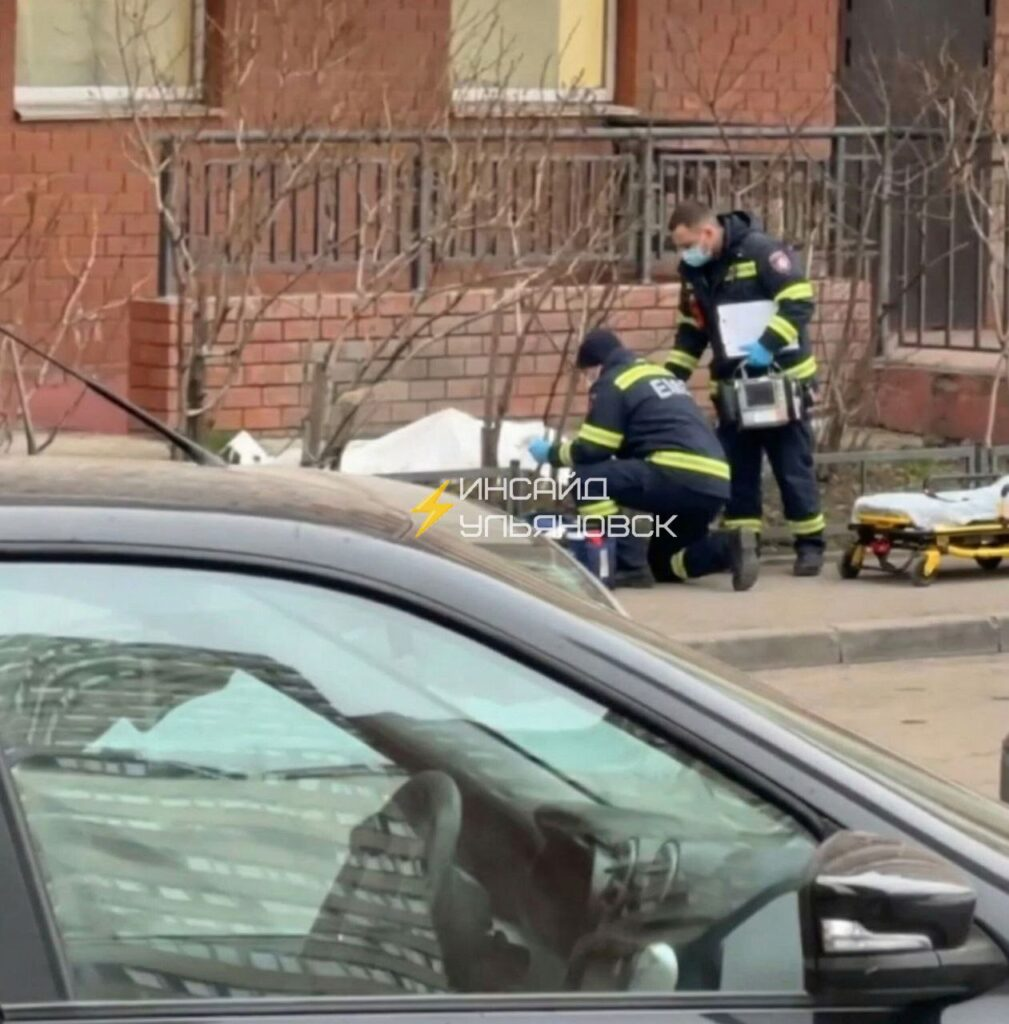 В Ульяновске из окна многоэтажки выпала девушка