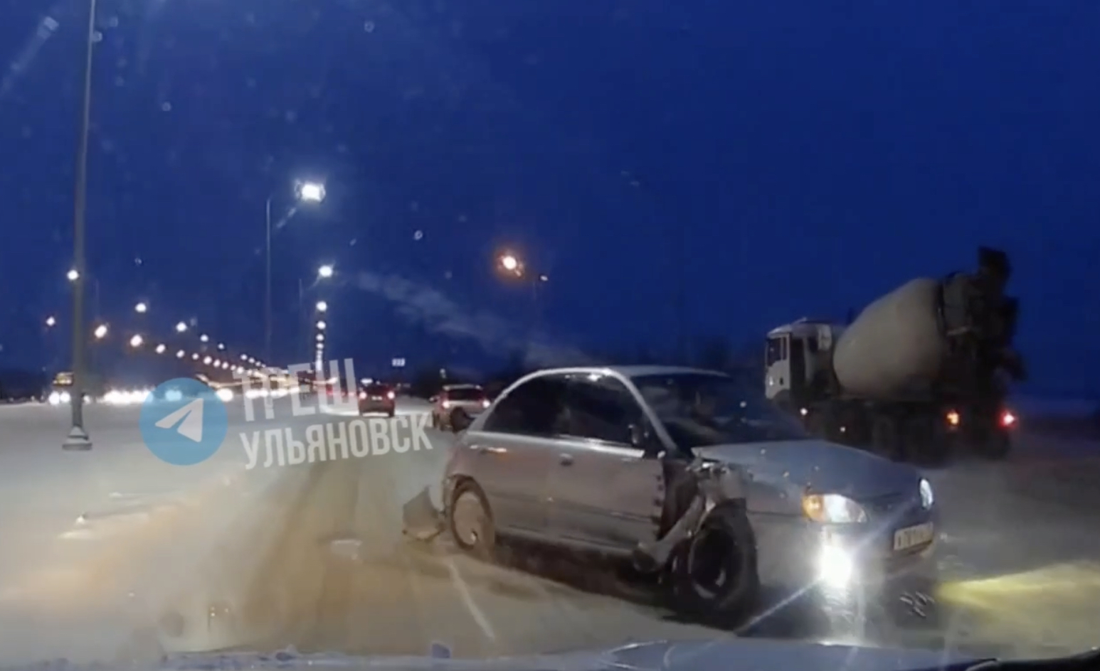 В Ульяновске на Президентском мосту бетономешалка снесла Киа