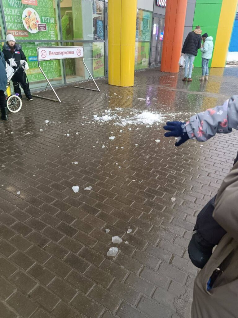 В Ульяновске на ребенка упала глыба льда с крыши супермаркета