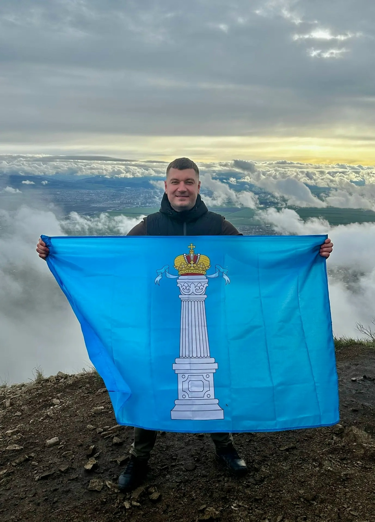 Председатель Гордумы поднялся с флагом Ульяновска на гору Бештау
