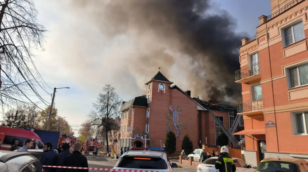 В Ульяновске горит гостиница Барселона
